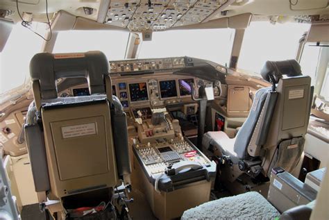 File:Boeing 777-200ER cockpit.jpg - Wikimedia Commons