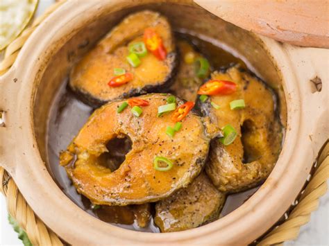 Cá kho tộ • Claypot braised fish – MM Bon Appétit