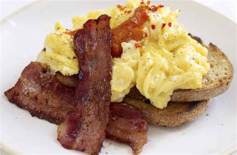 Jamie Oliver's spicy scrambled eggs and crispy bacon recipe | GoodtoKnow