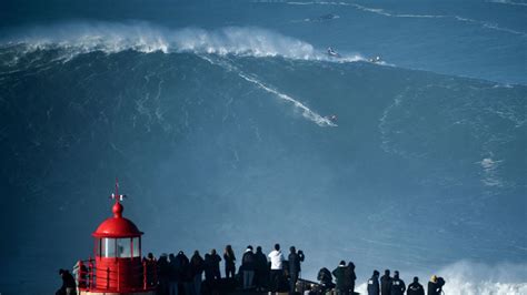 Nazaré's 80-foot Waves Intimidate Even Pro Big-Wave Surfers | HowStuffWorks