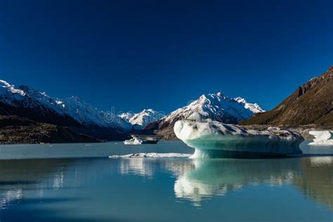 Tasman Glacier Lake with Icebergs and Mountains, Aoraki Mount Cook ...