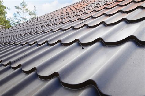 The Pros and Cons of a Metal Roof vs Asphalt Shingles