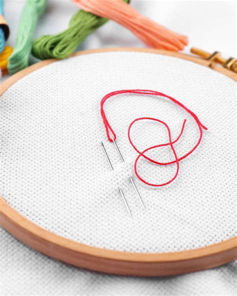 How to Thread a Needle for Embroidery - Makenstitch