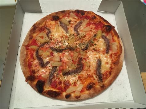 A very controversial pizza. Pineapple and Anchovies. My favourite! : r/KnightsOfPineapple