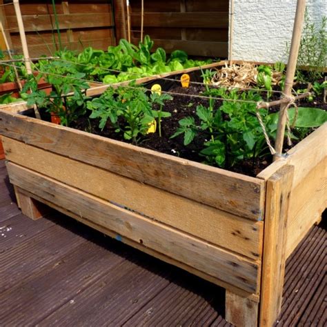 Container Gardening: DIY Planter box from pallets