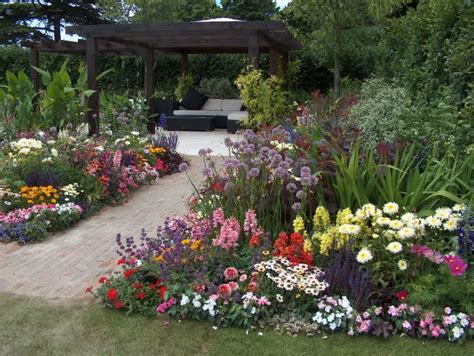 ENGLISH COUNTRY COTTAGES: The Contemporary Cottage Garden