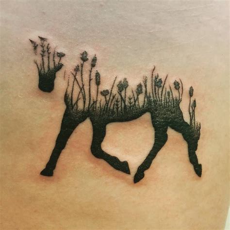 Pretty floral horse tattoo! By @ caitlinlm.art. Subtle Tattoos, Pretty Tattoos, Beautiful ...