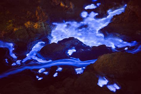 Rivers of Molten Sulphur in an Indonesian Volcano – Fubiz Media