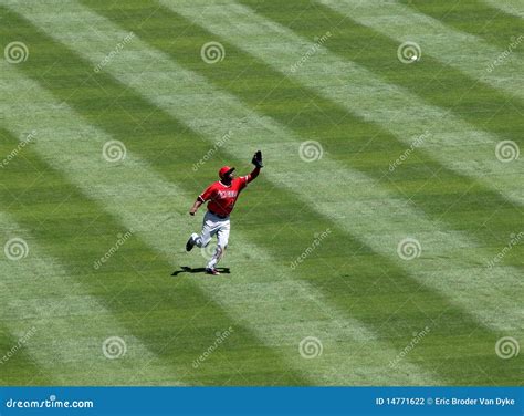 Angels Torii Hunter Running To Make a Catch Editorial Photography ...