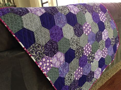 giant purple hexagon modern quilt Clamshell Quilt, Hexagon Quilt, Hexies, Hexagons, Contemporary ...