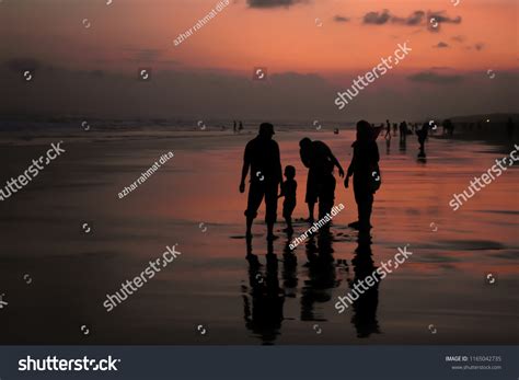 Happy Family Vacation Stock Photo 1165042735 | Shutterstock