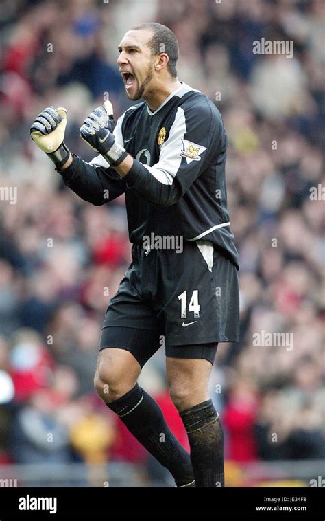 TIM HOWARD MANCHESTER UNITED FC OLD TRAFFORD MANCHESTER ENGLAND 13 December 2003 Stock Photo - Alamy