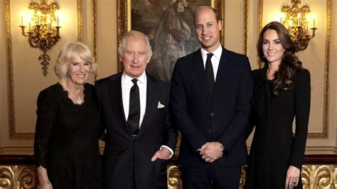 Buckingham Palace releases new official royal portrait of King Charles ...