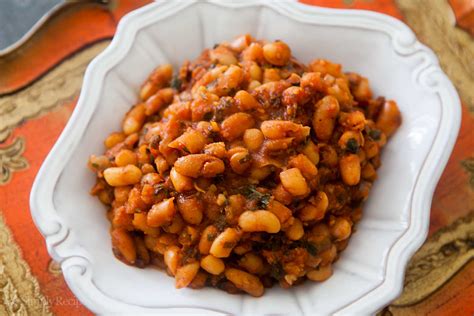 Beans in tomato sauce with bacon: nourishing and amazingly delicious!