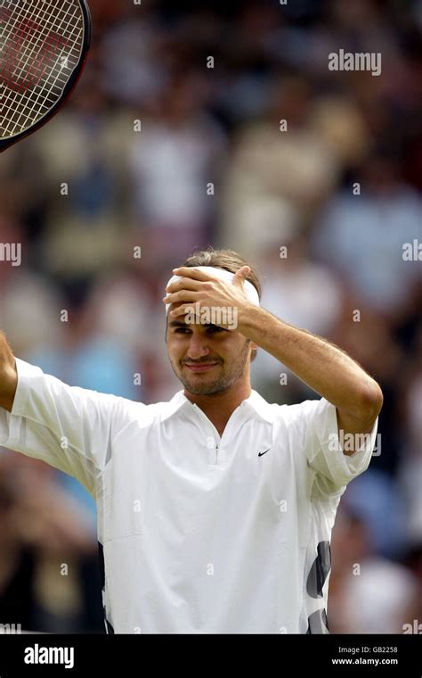 Roger federer wimbledon 2003 hi-res stock photography and images - Alamy