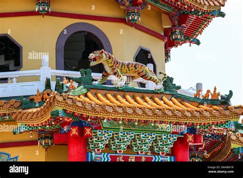 Dragon and Tiger Pagodas 龍虎塔, Lianchihtan, Lotus Lake, Kaohsiung ...