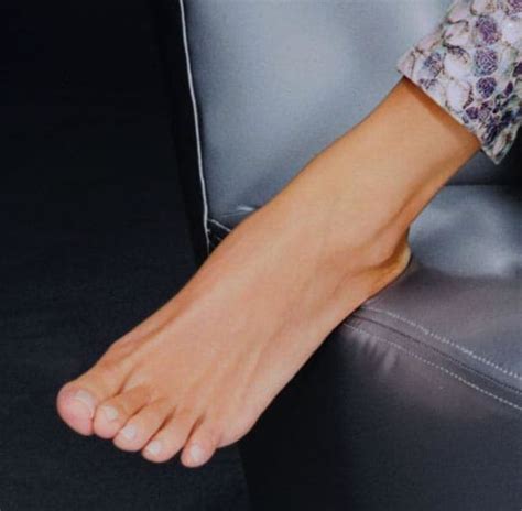 Celebrity Feet Photos: Whose Famous Toes Are These? - HubPages