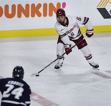 UMass hockey wins low-scoring battle against UConn, 1-0 - masslive.com