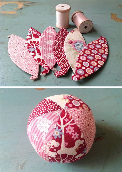 Red and pink paper piece ball Small Sewing Projects, Fabric Projects, Sewing For Kids, Fabric ...