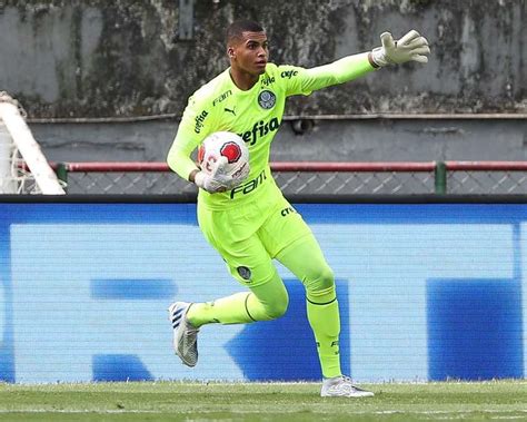 Palmeiras exerce opção de compra do goleiro Aranha, campeão da Copinha