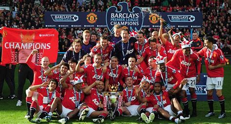 Manchester United lift the Premier League trophy | Daily Mail Online