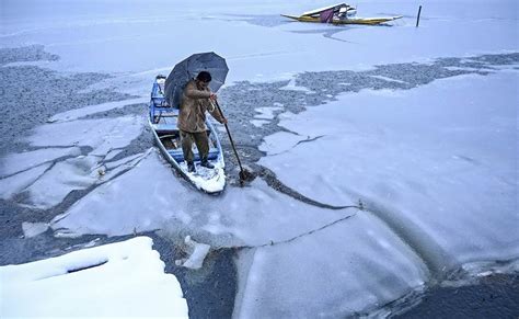 Dal Lake freezes over as Jammu and Kashmir receives fresh heavy snowfall; flights to and from ...