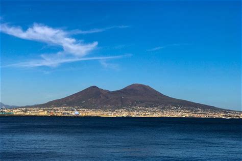 Il Regno: Photo of the Week: A View of Monte Vesuvio