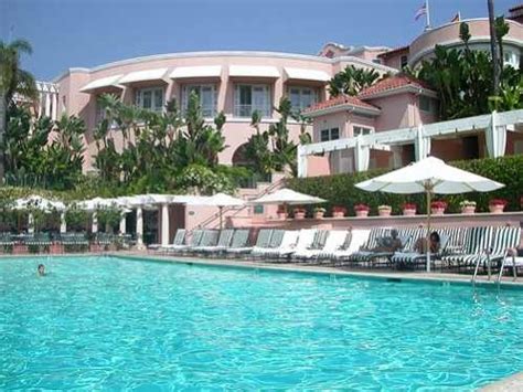 Beverly Hills Hotel pool | Los angeles hotels, Hotel pool, Hawaii homes