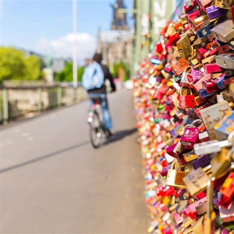 Puente hohenzollern con candados en colonia | Foto Premium