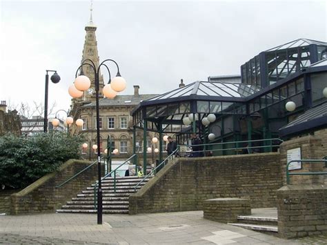 Halifax Bus Station © Stanley Walker cc-by-sa/2.0 :: Geograph Britain and Ireland