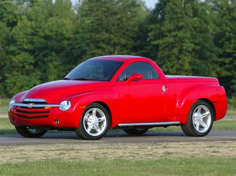 Unloved by the masses, the retro sport truck Chevrolet SSR is a hot ...