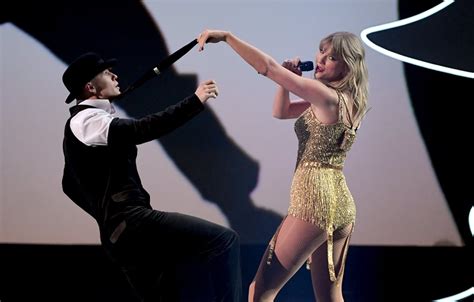 Taylor Swift 2019 American Music Awards Performance Video | POPSUGAR Entertainment UK Photo 16