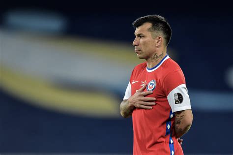 Leeds made shock attempt to sign Gary Medel | Sportslens.com