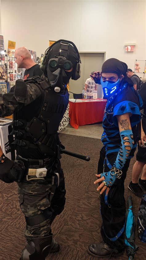 [Self] Enjoying comic con for the first time with my Payday2 Cloaker cosplay : cosplay