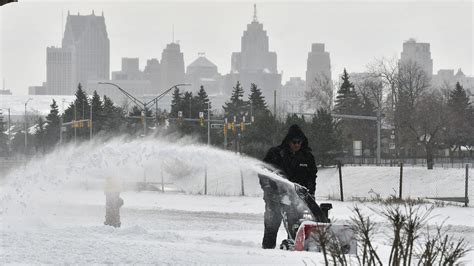 Snowfall sets record in Detroit