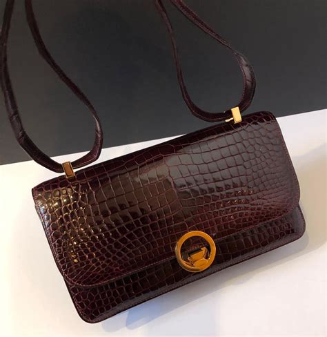 HERMÈS Burgundy Red Crocodile Vintage Bag Round Gold Clasp - Chelsea ...