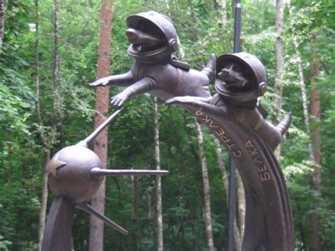 Monument to Belka and-Strelka in Moscow. - Monuments reveal