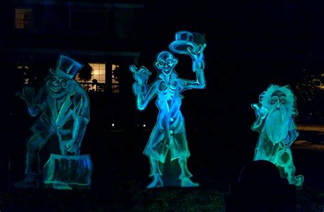 Haunted Mansion hitchhiking ghosts | Haunted mansion halloween, Haunted ...