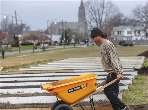 Toledo basks in warm weather | The Blade