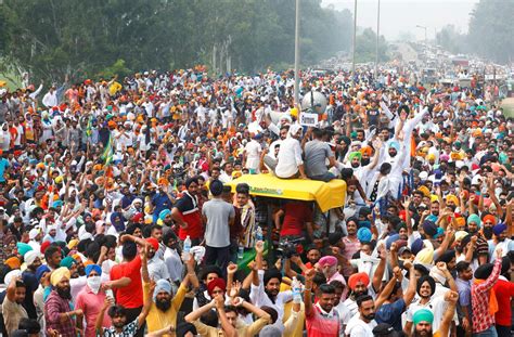 Farmers block rails and roads in India to protest new bills - GG2