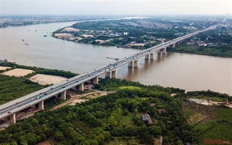 Overview of bridges spanning Red River in Hanoi