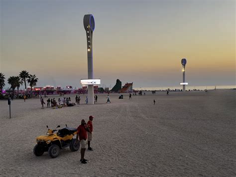 Night swimming in Dubai: You can night swim at three beaches