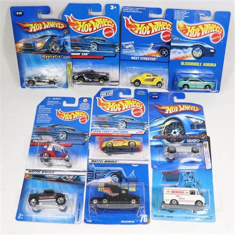 BOX OF 10 ASSORTED HOT WHEELS COLLECTIBLES