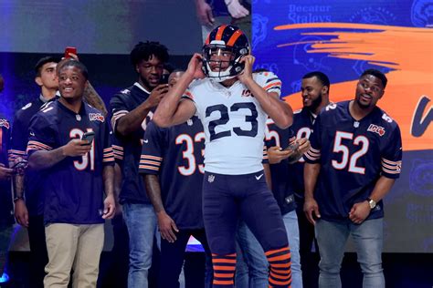 Bears unveil new throwback uni: White jersey, striped socks and no ...