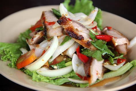 Food Photo: Thai Grilled Pork Neck Salad (ยำคอหมูย่าง)