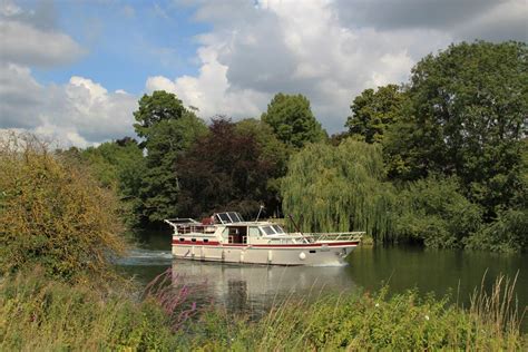 Motor cruiser, Magna Carta Island, River Thames, Runnymede - Beautiful ...