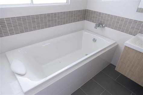 Bathtub Replacement Cost [Per Square Foot Pricing] | Upgradedhome.com