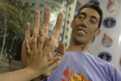 Fun Venture: Largest Hands Record Set by World's Tallest Man