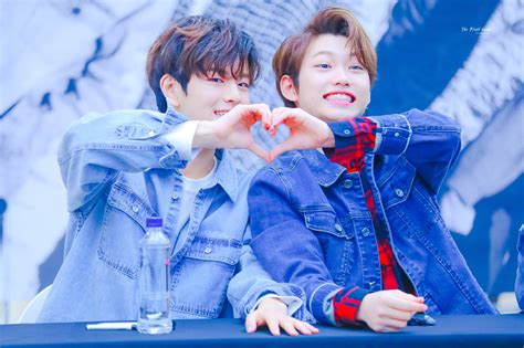 Seungmin and Felix Stray Kids Felix Stray Kids, Stray Kids Seungmin, Manado, Wattpad, Kid Memes ...