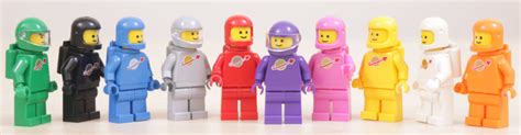 How to build a purple LEGO Classic Space astronaut in 2022